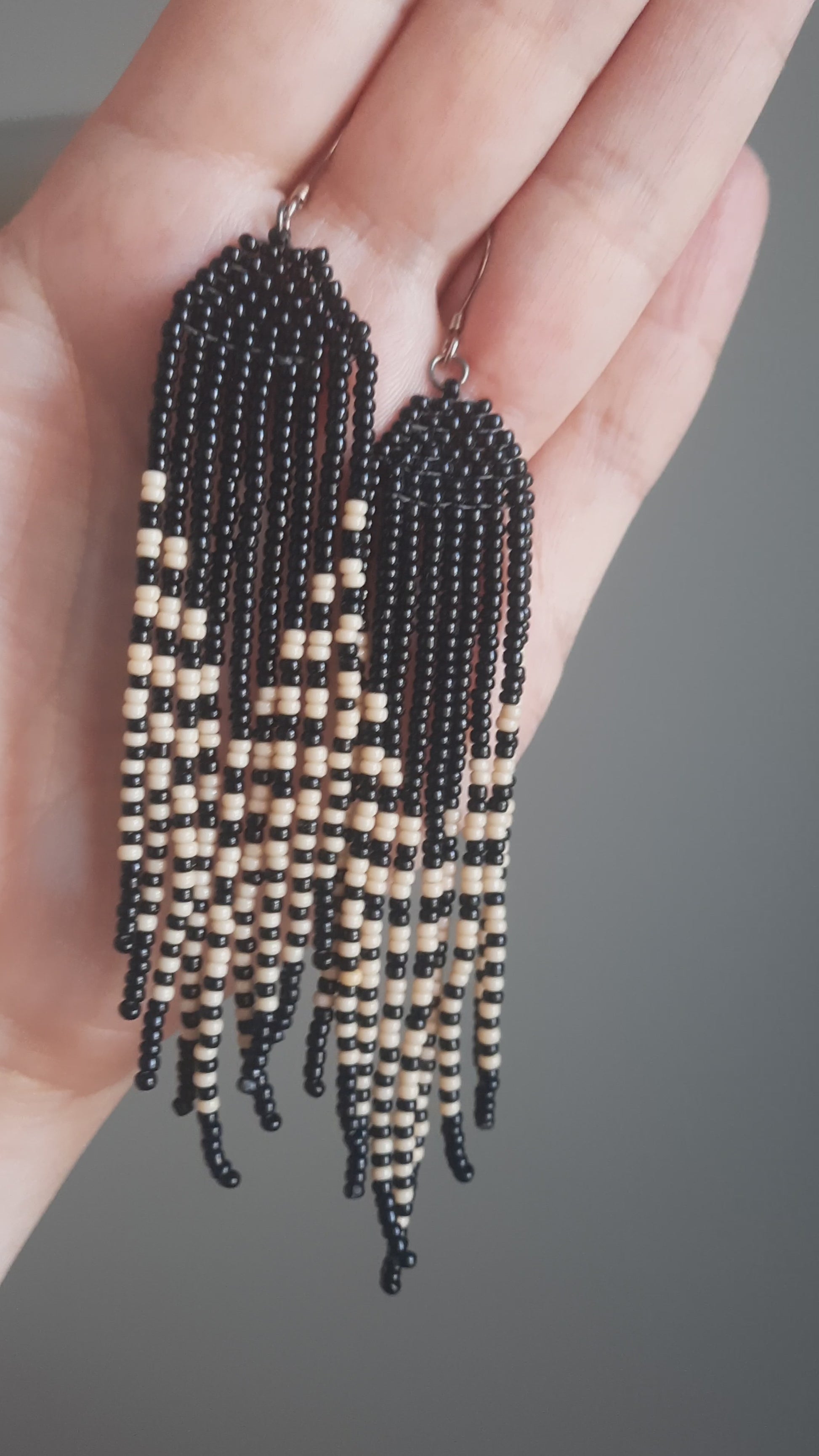 Long seed bead fringe earrings black and beige. Pitkät roikkuvat hapsulliset helmikorvakorut värinä musta, jossa beigen värisiä raitoja.