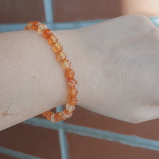 Karneoli rannekoru ranteessa. Carnelian bracelet on a wrist.