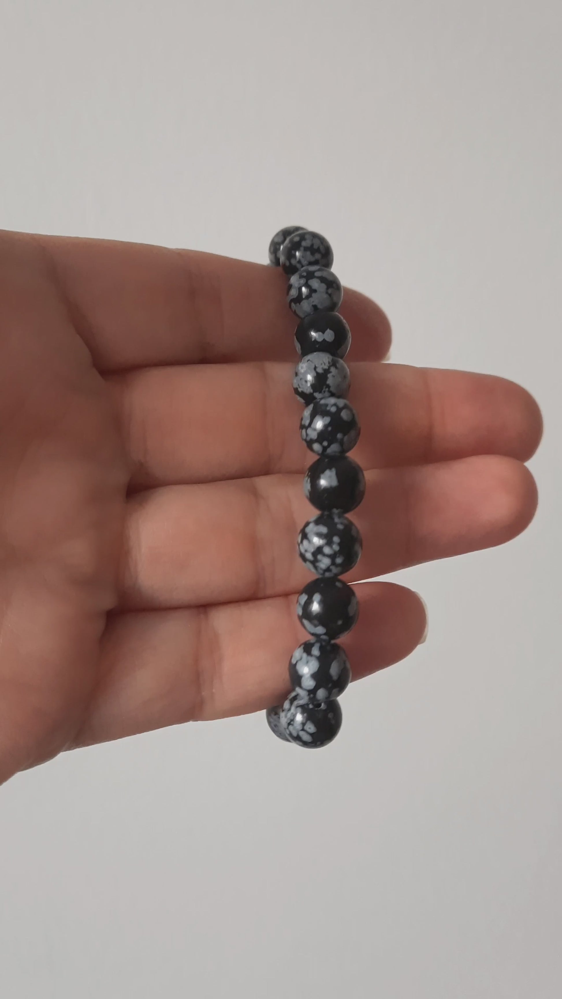Snowflake obsidian stretch bracelet. Lumihiutale obsidiaani joustorannekoru.
