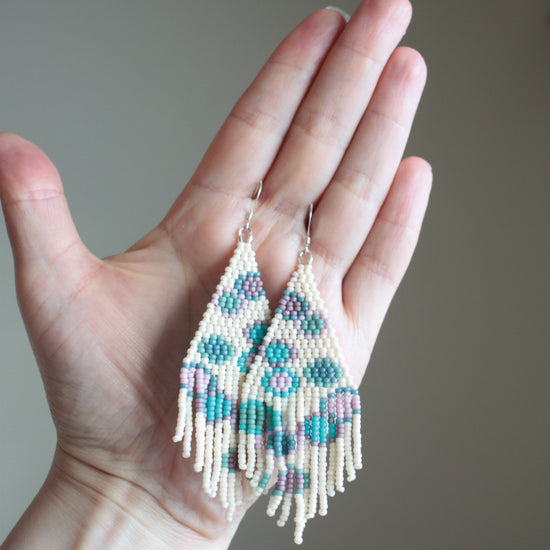 Seed bead fringe earrings matte circles. Hapsukorvakorut lasihelmistä kuviona ympyröitä. Väritys on murrettuja pastellin matta sävyjä.