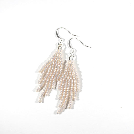 Seed bead fringe earrings small sparkling light rose with silver color hooks. Pienistä lasihelmistä kudotut roikkuvat hapsulliset korvakorut väriltään kimalteleva vaalea ruusu. Korvakoruissa on hopeanväriset koukut.