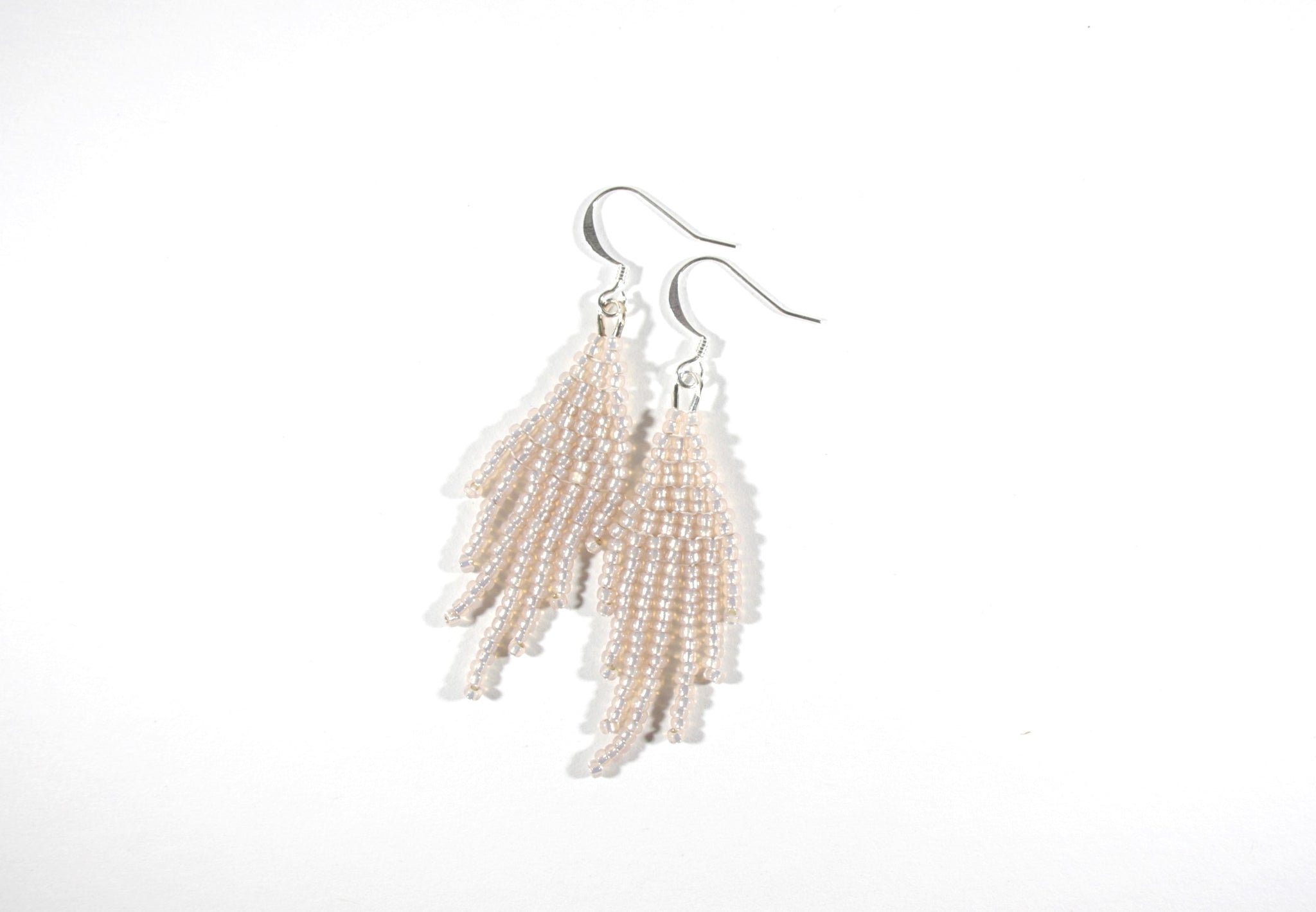 Seed bead fringe earrings small sparkling light rose with silver color hooks. Pienistä lasihelmistä kudotut roikkuvat hapsulliset korvakorut väriltään kimalteleva vaalea ruusu. Korvakoruissa on hopeanväriset koukut.