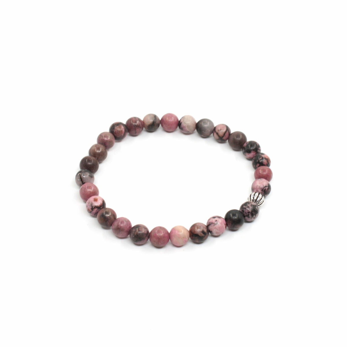 Rodoniitti rannekoru valkoisella alustalla. Rhodonite bracelet on a white surface.