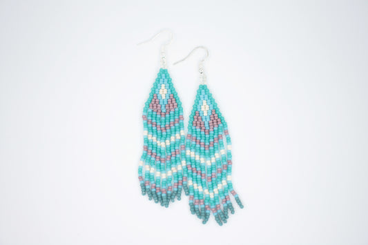 Roikkuvat hapsulliset lasihelmikorvakorut. Väreinä vihreäturkoosi, turkoosi, valkoinen ja kanerva. Seed bead fringe earrings with green turquoise, turquoise, white and purple color.