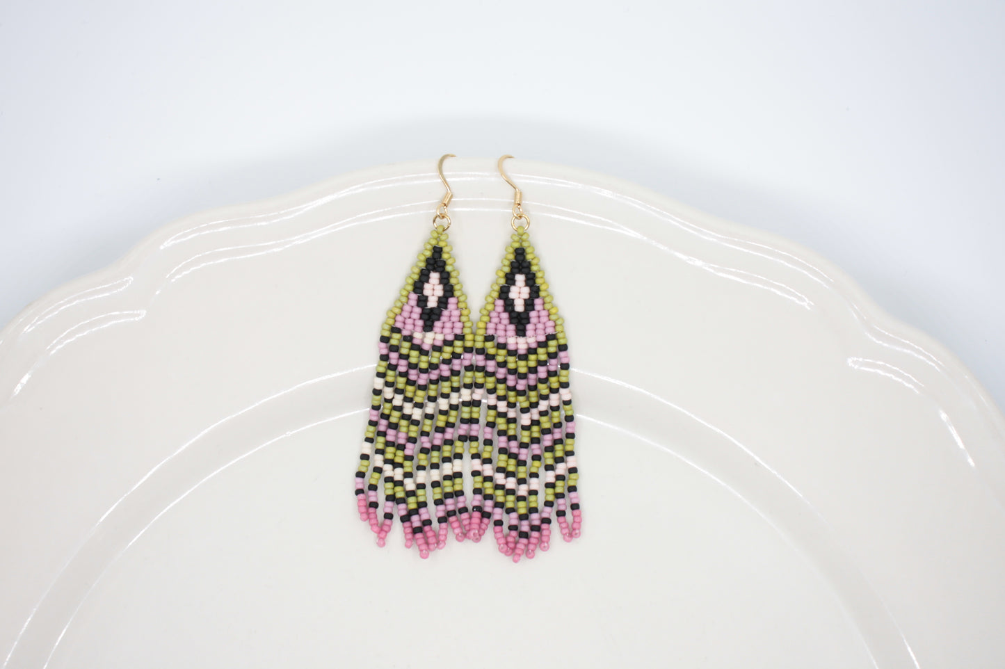 Roikkuvat raidalliset hapsulliset lasihelmikorvakorut vihreissä, pinkeissä ja valkoisissa raidoissa. Seed bead fringe earrings with green, pink and white stripes.