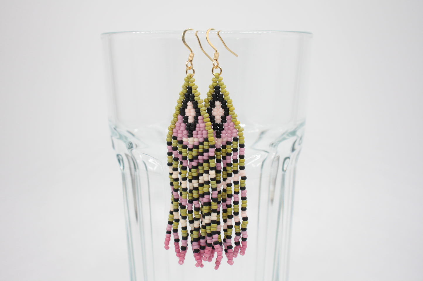 Roikkuvat raidalliset hapsulliset lasihelmikorvakorut vihreissä, pinkeissä ja valkoisissa raidoissa. Seed bead fringe earrings with green, pink and white stripes.