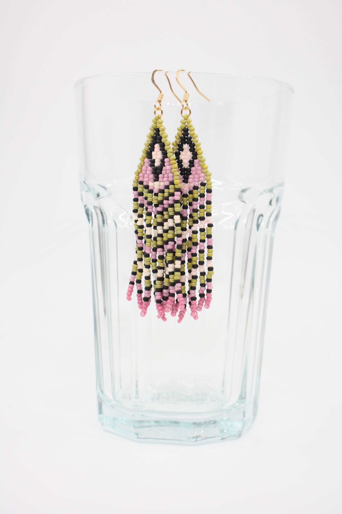 Roikkuvat raidalliset hapsulliset lasihelmikorvakorut vihreissä, pinkeissä ja valkoisissa raidoissa. Seed bead fringe earrings with green, pink and white stripes.