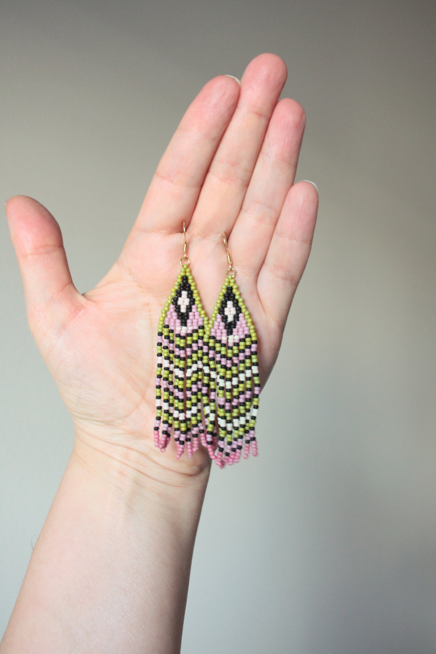 Roikkuvat raidalliset hapsulliset lasihelmikorvakorut vihreissä, pinkeissä ja valkoisissa raidoissa. Seed bead fringe earrings with green, pink and white stripes.