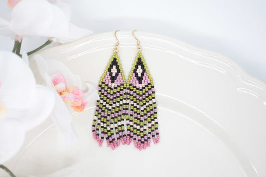 Roikkuvat raidalliset hapsulliset lasihelmikorvakorut vihreän, vaalean ruusun, valkoisen  värisissä raidoissa. Seed bead fringe earrings with green, light rose and white colors stripes.
