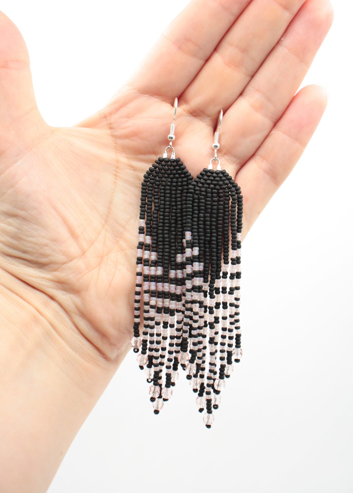 Pitkä roikkuvat hapsulliset helmikorvakorut matta musta vaalean pinkeillä raidoilla. Long seed bead fringe earrings with matte black beads and light pink stripes.