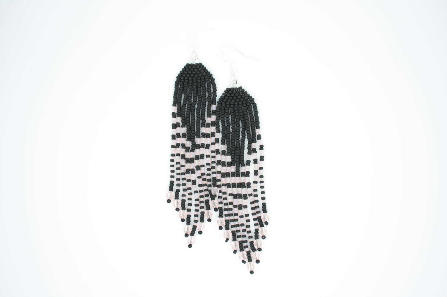 Pitkä roikkuvat hapsulliset helmikorvakorut matta musta vaalean pinkeillä raidoilla. Long seed bead fringe earrings with matte black beads and light pink stripes.