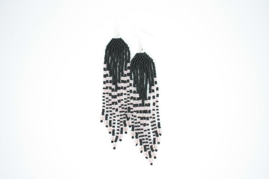 Pitkä roikkuvat hapsulliset helmikorvakorut matta musta vaalean pinkeillä raidoilla. Long seed bead fringe earrings with matte black beads and light pink stripes.