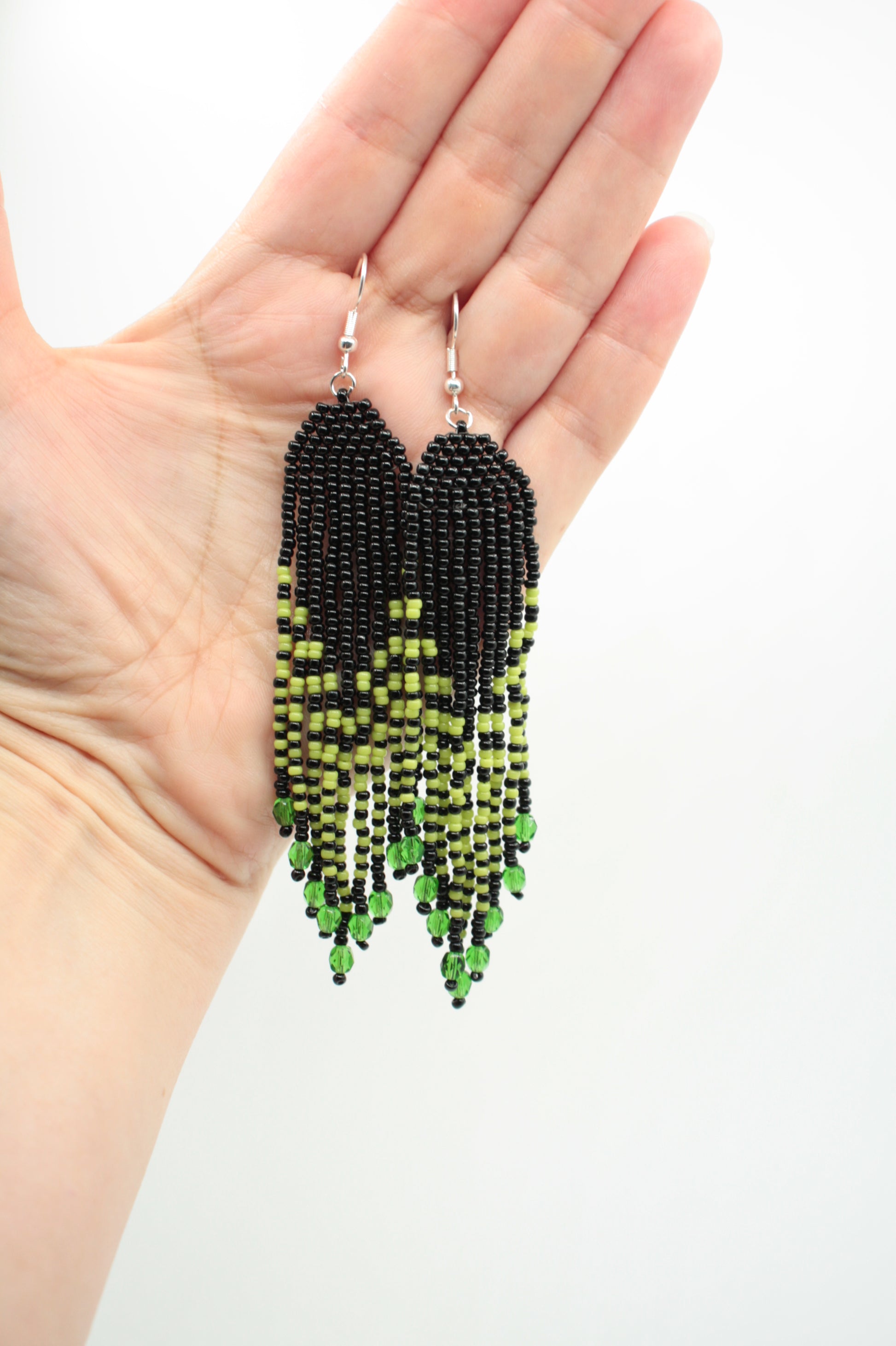 Roikkuvat musta-vihreät hapsulliset helmikorvakorut. Green-black seed bead fringe earrings.