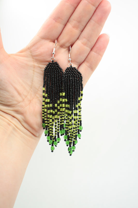 Roikkuvat musta-vihreät hapsulliset helmikorvakorut. Green-black seed bead fringe earrings.