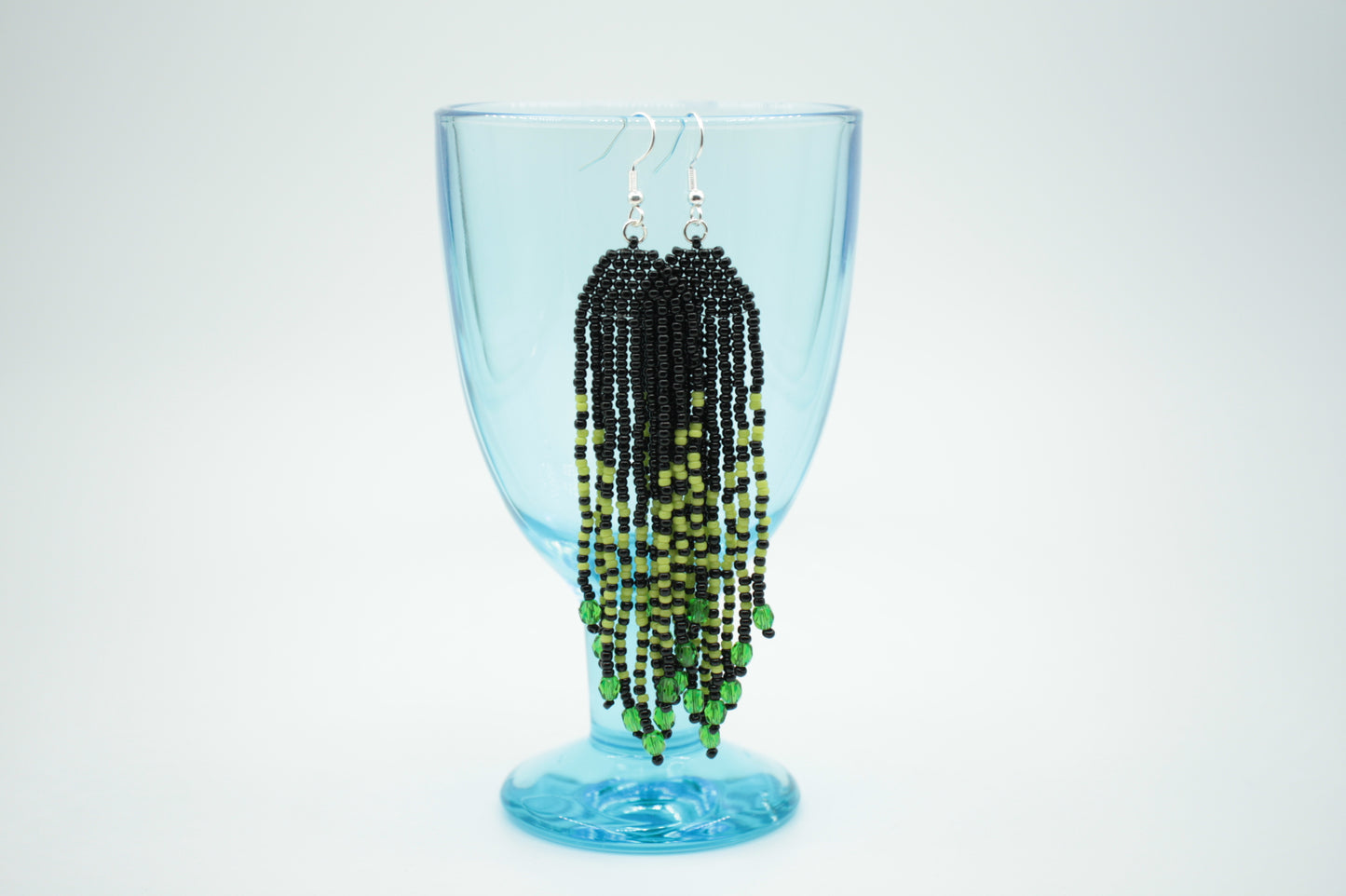 Roikkuvat musta-vihreät hapsulliset helmikorvakorut. Green-black seed bead fringe earrings.