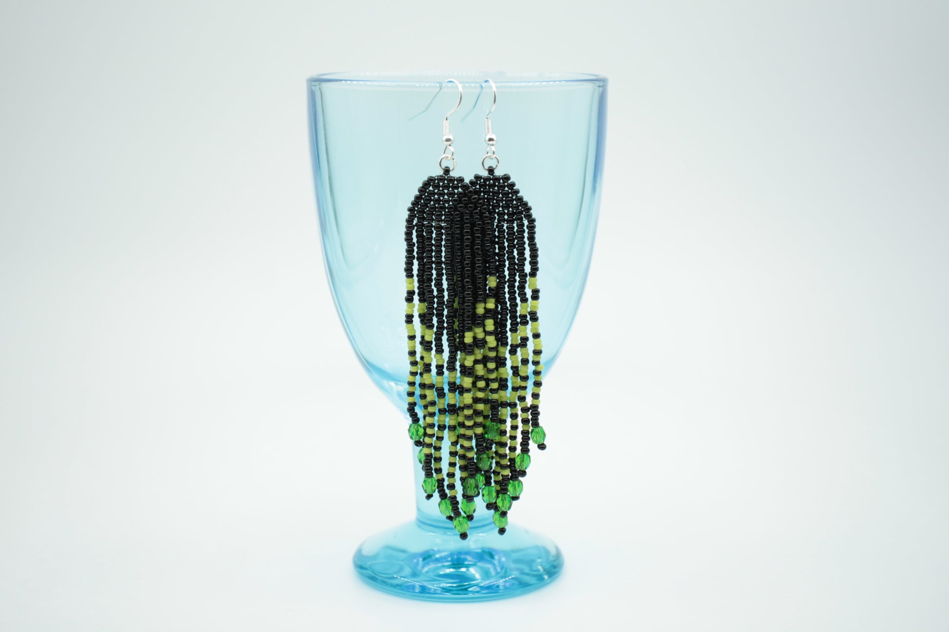 Roikkuvat musta-vihreät hapsulliset helmikorvakorut. Green-black seed bead fringe earrings.
