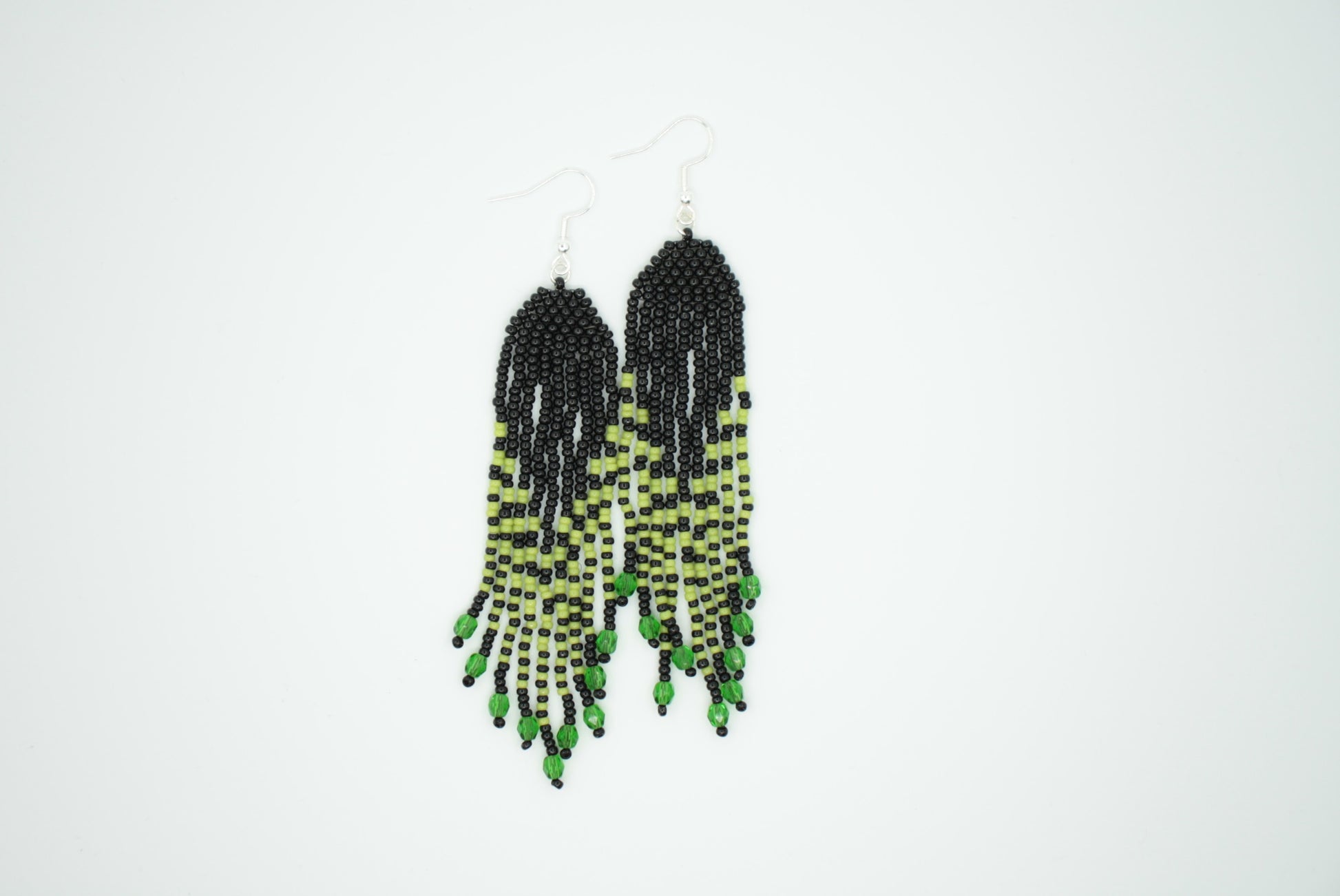 Roikkuvat musta-vihreät hapsulliset helmikorvakorut. Green-black seed bead fringe earrings.