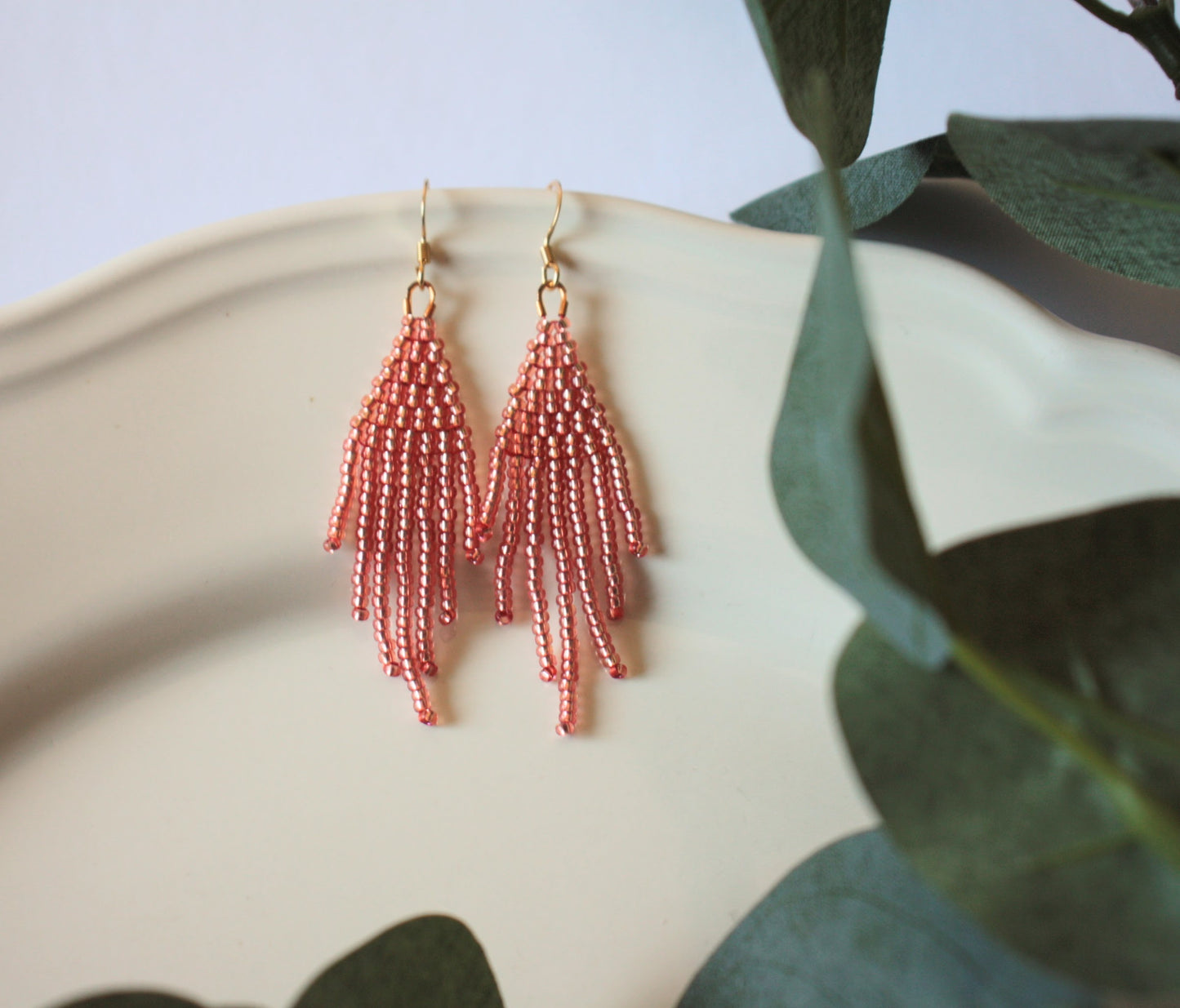 Seed bead fringe earrings small color is sparkling salmon. With gold color hooks. Hapsulliset lasihelmikorvakorut kimalteleva lohi. Kullanväriset koukut.