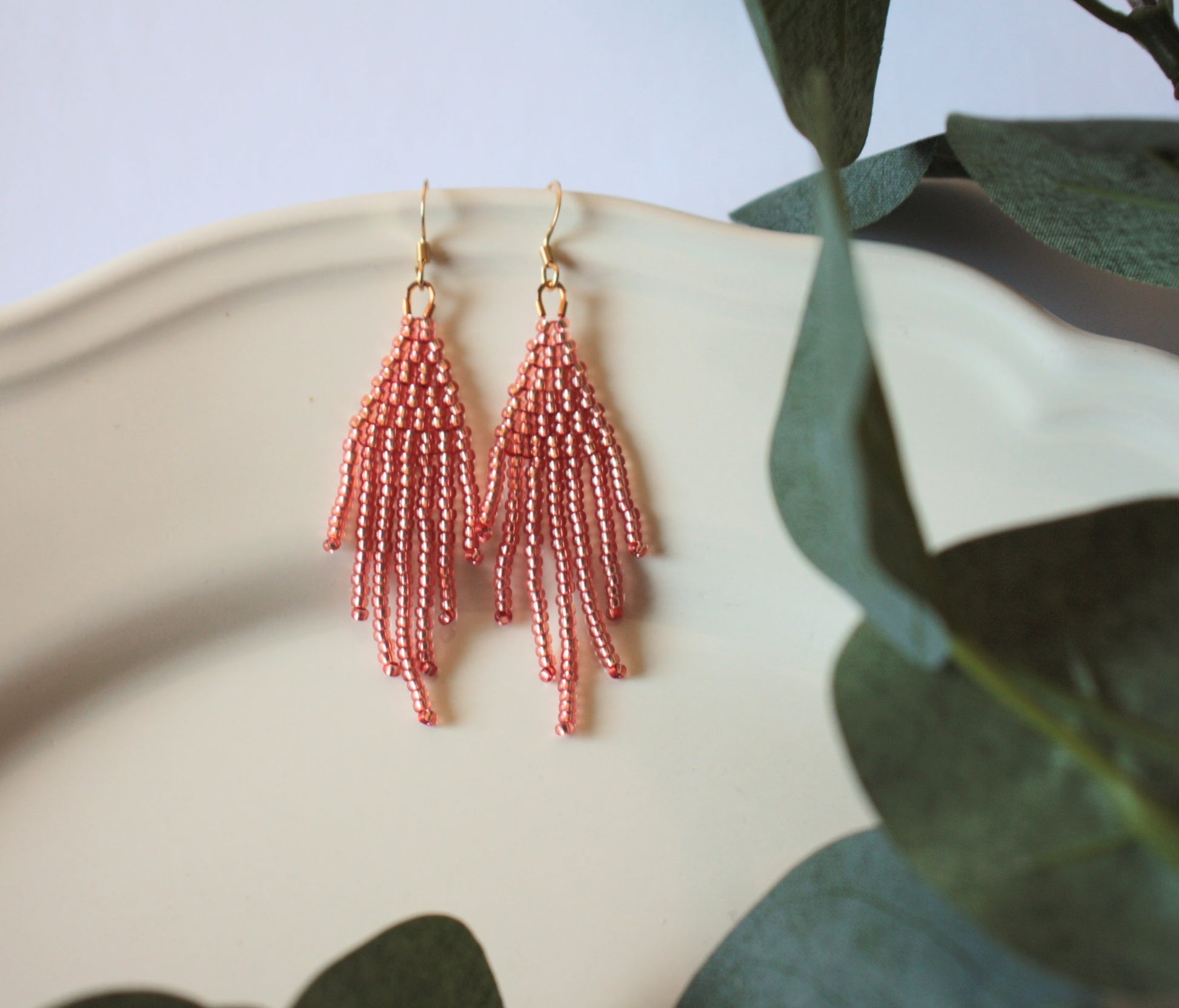 Seed bead fringe earrings small color is sparkling salmon. With gold color hooks. Hapsulliset lasihelmikorvakorut kimalteleva lohi. Kullanväriset koukut.