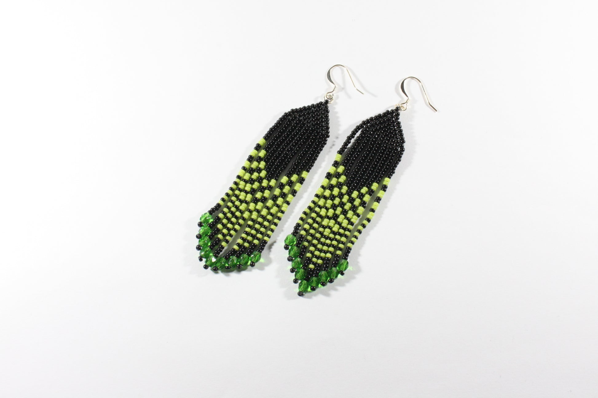 Long seed bead fringe earrings black and green stripes. Pitkät roikkuvat lasihelmikorvakorut musta-vihreä raidalliset.