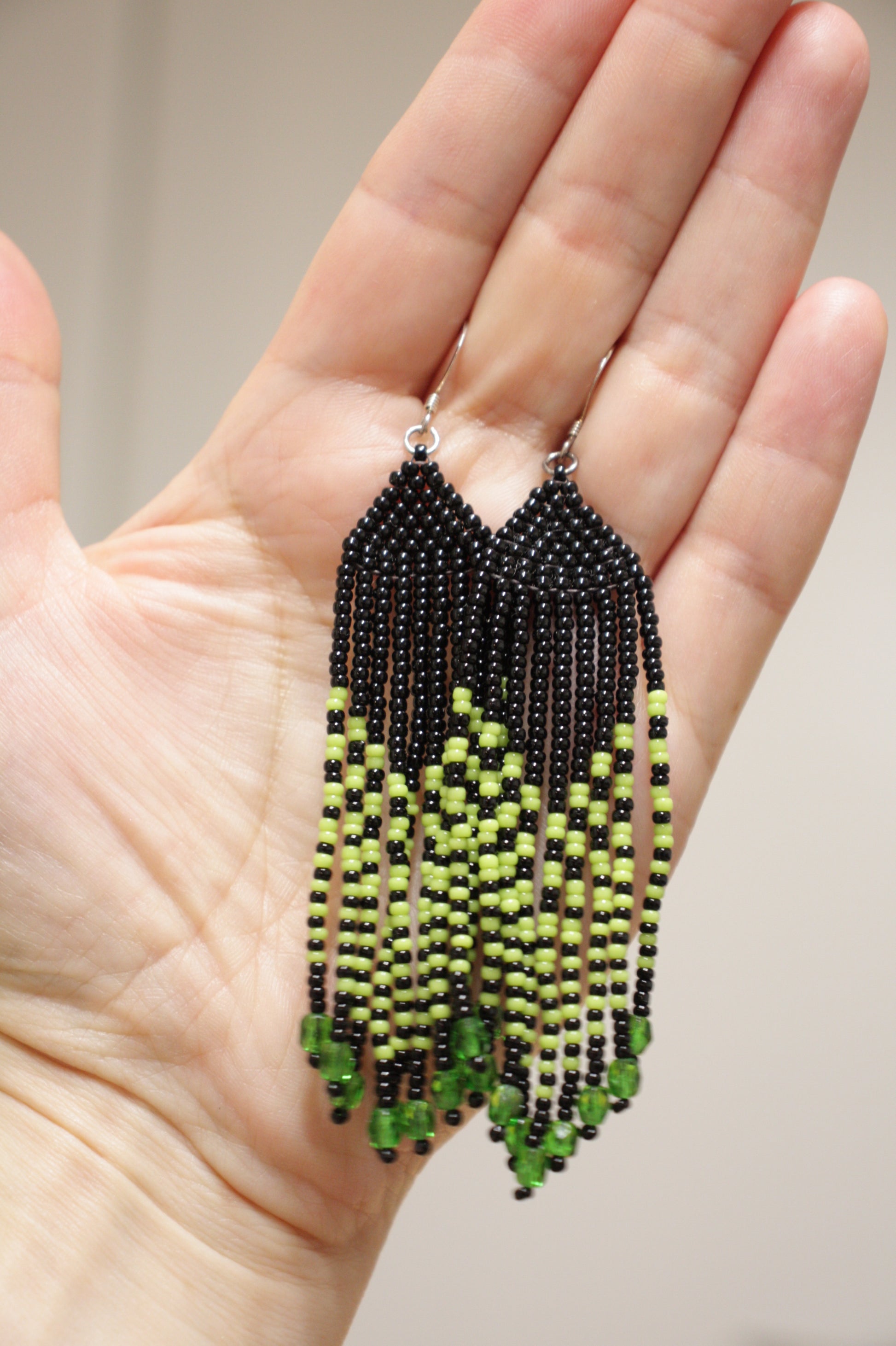 Long seed bead fringe earrings black and green stripes. Pitkät roikkuvat lasihelmikorvakorut musta-vihreä raidalliset.