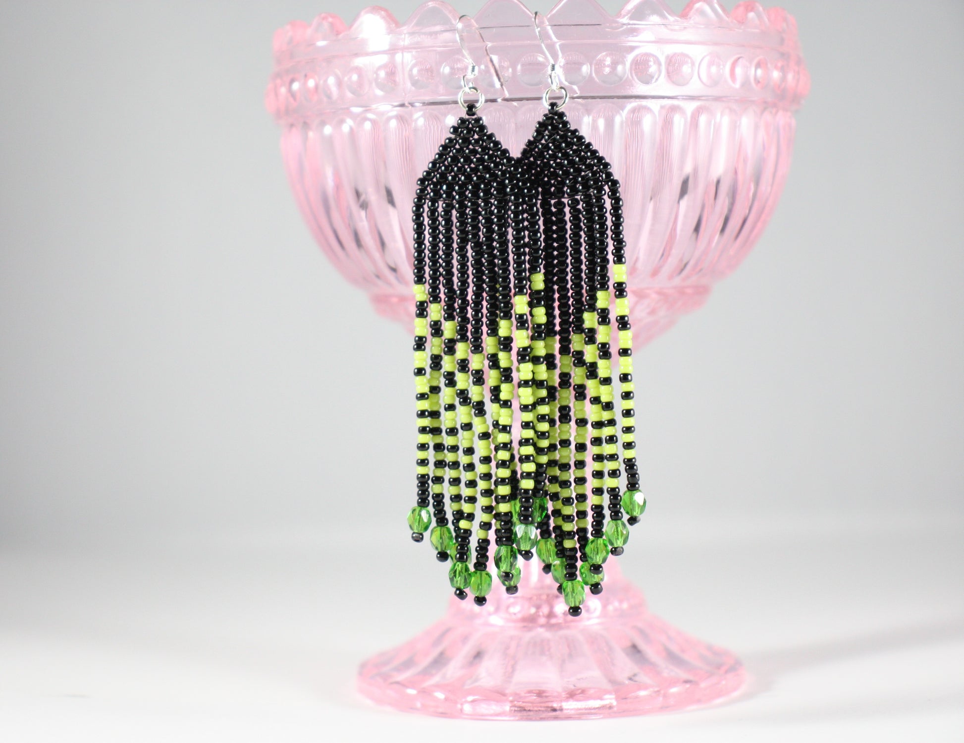 Long seed bead fringe earrings black and green stripes. Pitkät roikkuvat lasihelmikorvakorut musta-vihreä raidalliset.