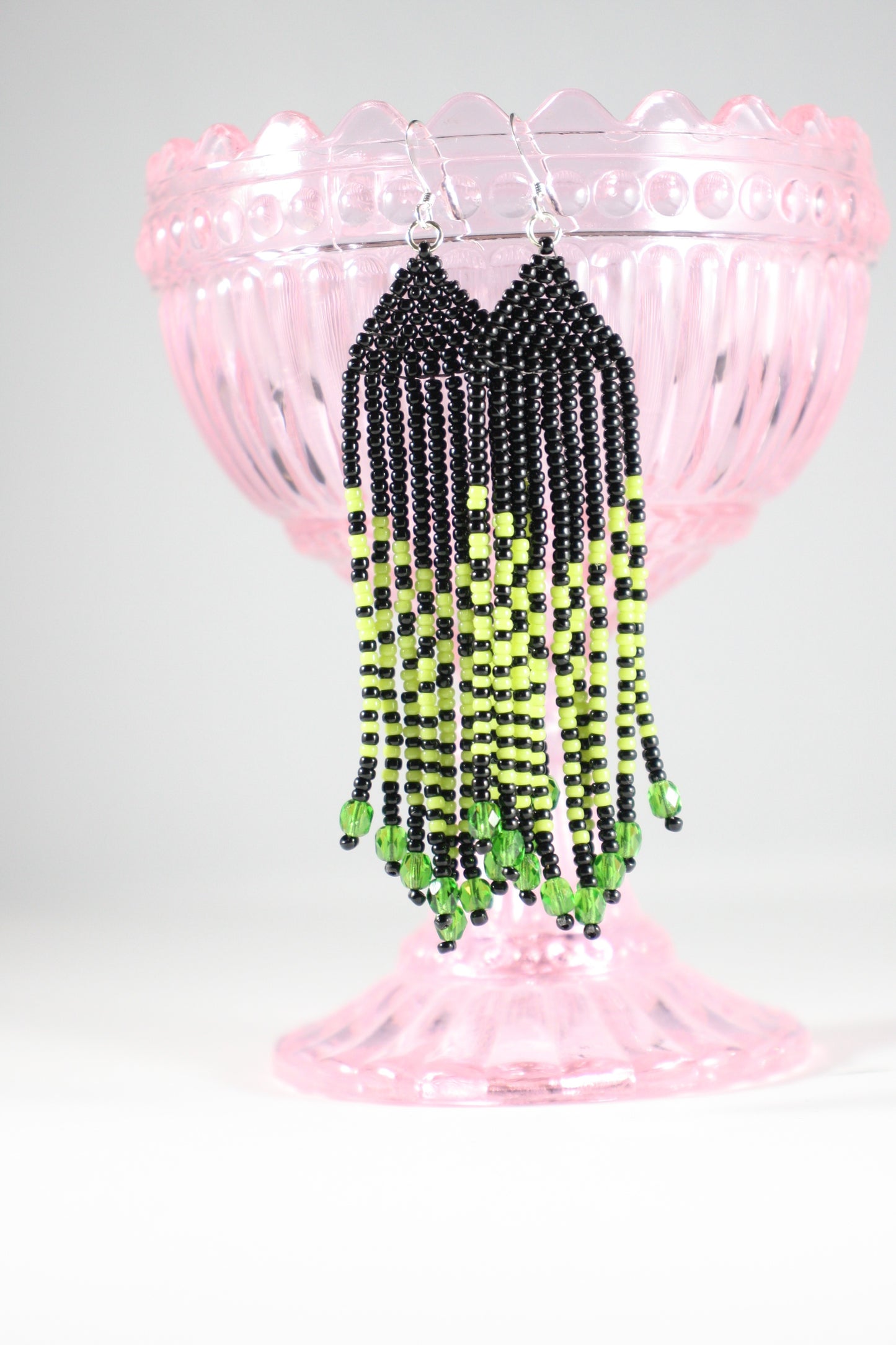 Long seed bead fringe earrings black and green stripes. Pitkät roikkuvat lasihelmikorvakorut musta-vihreä raidalliset.