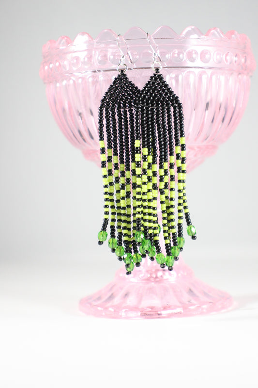 Long seed bead fringe earrings black and green stripes. Pitkät roikkuvat lasihelmikorvakorut musta-vihreä raidalliset.