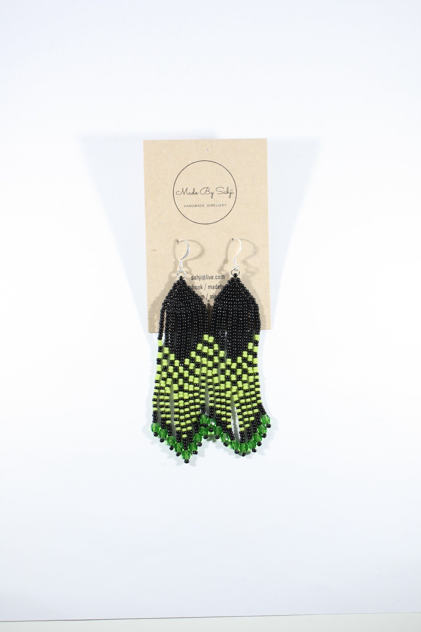 Long seed bead fringe earrings black and green stripes. Pitkät roikkuvat lasihelmikorvakorut musta-vihreä raidalliset.