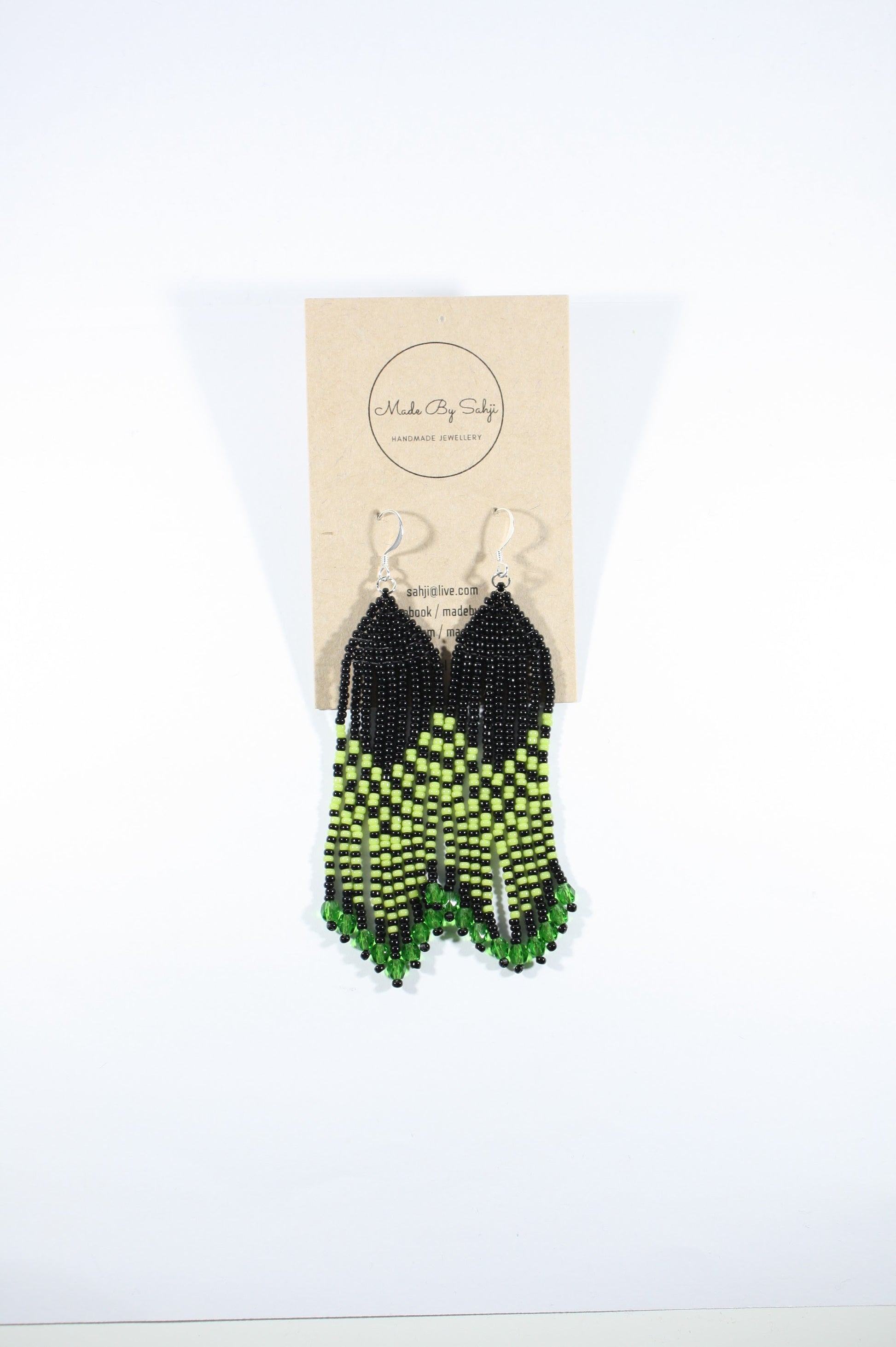 Long seed bead fringe earrings black and green stripes. Pitkät roikkuvat lasihelmikorvakorut musta-vihreä raidalliset.