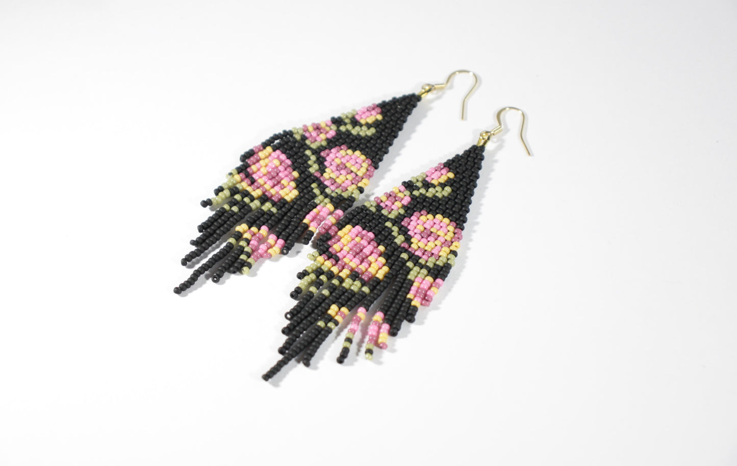 Long colorful seed bead fringe earrings. Base color is matte black and these earrings has pink-yellow rose pattern. Pitkä roikkuvat helmikorvakorut hapsuilla. Näissä korviksissa on matta musta perusväri ja kuviona on pinkin ja keltaisen sävyisiä ruusuja.