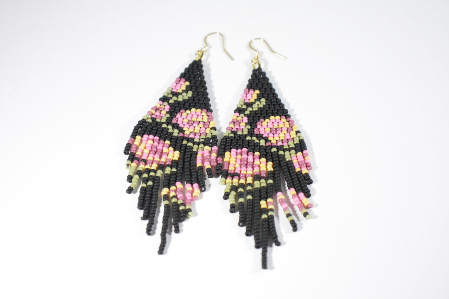 Long colorful seed bead fringe earrings. Base color is matte black and these earrings has pink-yellow rose pattern. Pitkä roikkuvat helmikorvakorut hapsuilla. Näissä korviksissa on matta musta perusväri ja kuviona on pinkin ja keltaisen sävyisiä ruusuja.