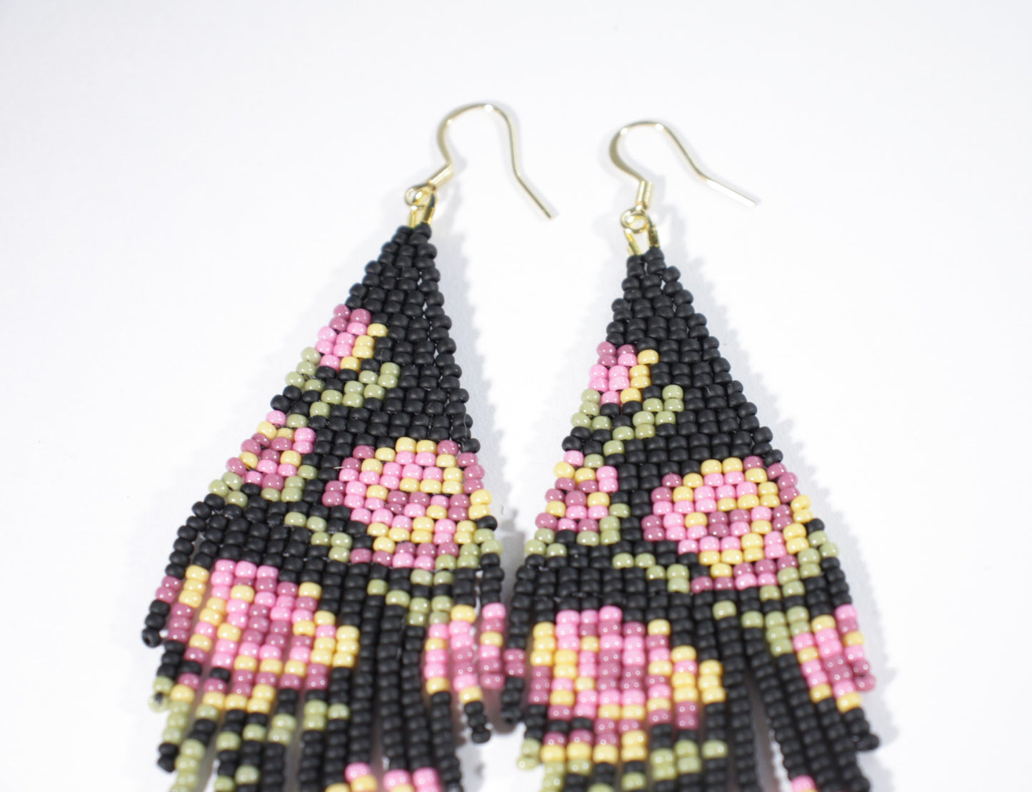 Long colorful seed bead fringe earrings. Base color is matte black and these earrings has pink-yellow rose pattern. Pitkä roikkuvat helmikorvakorut hapsuilla. Näissä korviksissa on matta musta perusväri ja kuviona on pinkin ja keltaisen sävyisiä ruusuja.