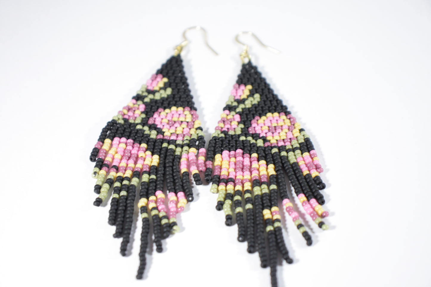 Long colorful seed bead fringe earrings. Base color is matte black and these earrings has pink-yellow rose pattern. Pitkä roikkuvat helmikorvakorut hapsuilla. Näissä korviksissa on matta musta perusväri ja kuviona on pinkin ja keltaisen sävyisiä ruusuja.