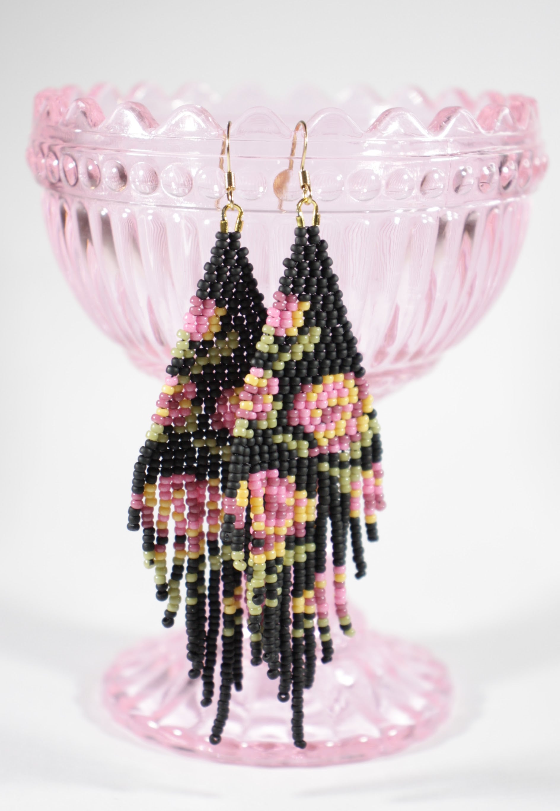 Long colorful seed bead fringe earrings. Base color is matte black and these earrings has pink-yellow rose pattern. Pitkä roikkuvat helmikorvakorut hapsuilla. Näissä korviksissa on matta musta perusväri ja kuviona on pinkin ja keltaisen sävyisiä ruusuja.