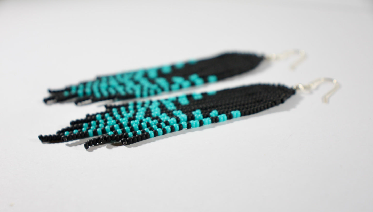 Handmade long matte black and turquoise statement fringe earrings. Made from Miyuki matte coated seed beads. Käsintehdyt pitkät matta musta-turkoosit roikkuvat statement korvakorut. Tehty matta päällysteisistä Miyuki siemenhelmistä. 