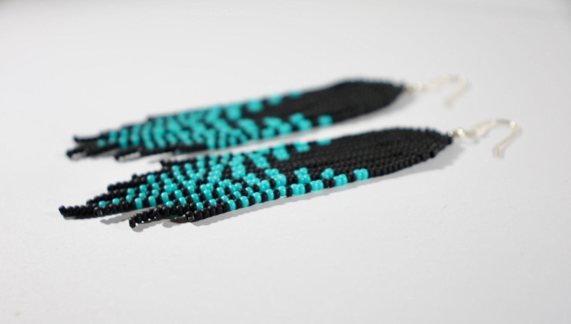 Handmade long matte black and turquoise statement fringe earrings. Made from Miyuki matte coated seed beads. Käsintehdyt pitkät matta musta-turkoosit roikkuvat statement korvakorut. Tehty matta päällysteisistä Miyuki siemenhelmistä. 