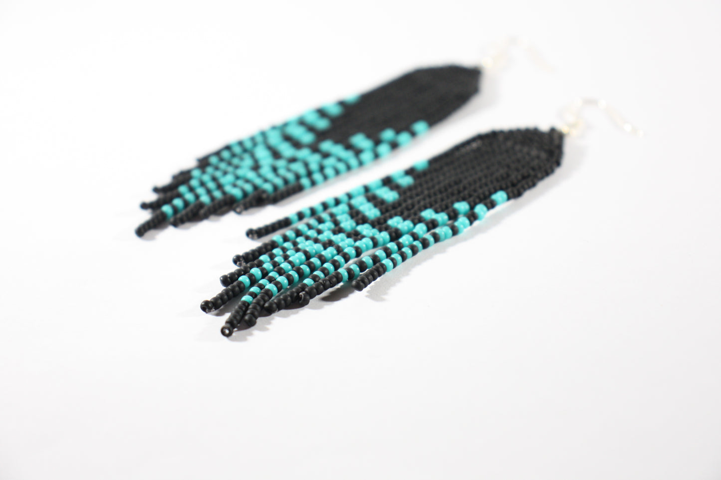 Handmade long matte black and turquoise statement fringe earrings. Made from Miyuki matte coated seed beads. Käsintehdyt pitkät matta musta-turkoosit roikkuvat statement korvakorut. Tehty matta päällysteisistä Miyuki siemenhelmistä. 