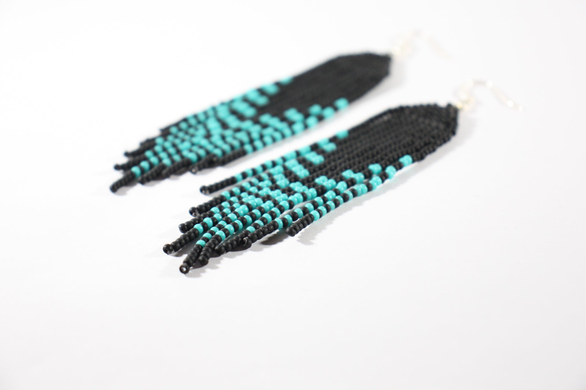 Handmade long matte black and turquoise statement fringe earrings. Made from Miyuki matte coated seed beads. Käsintehdyt pitkät matta musta-turkoosit roikkuvat statement korvakorut. Tehty matta päällysteisistä Miyuki siemenhelmistä. 