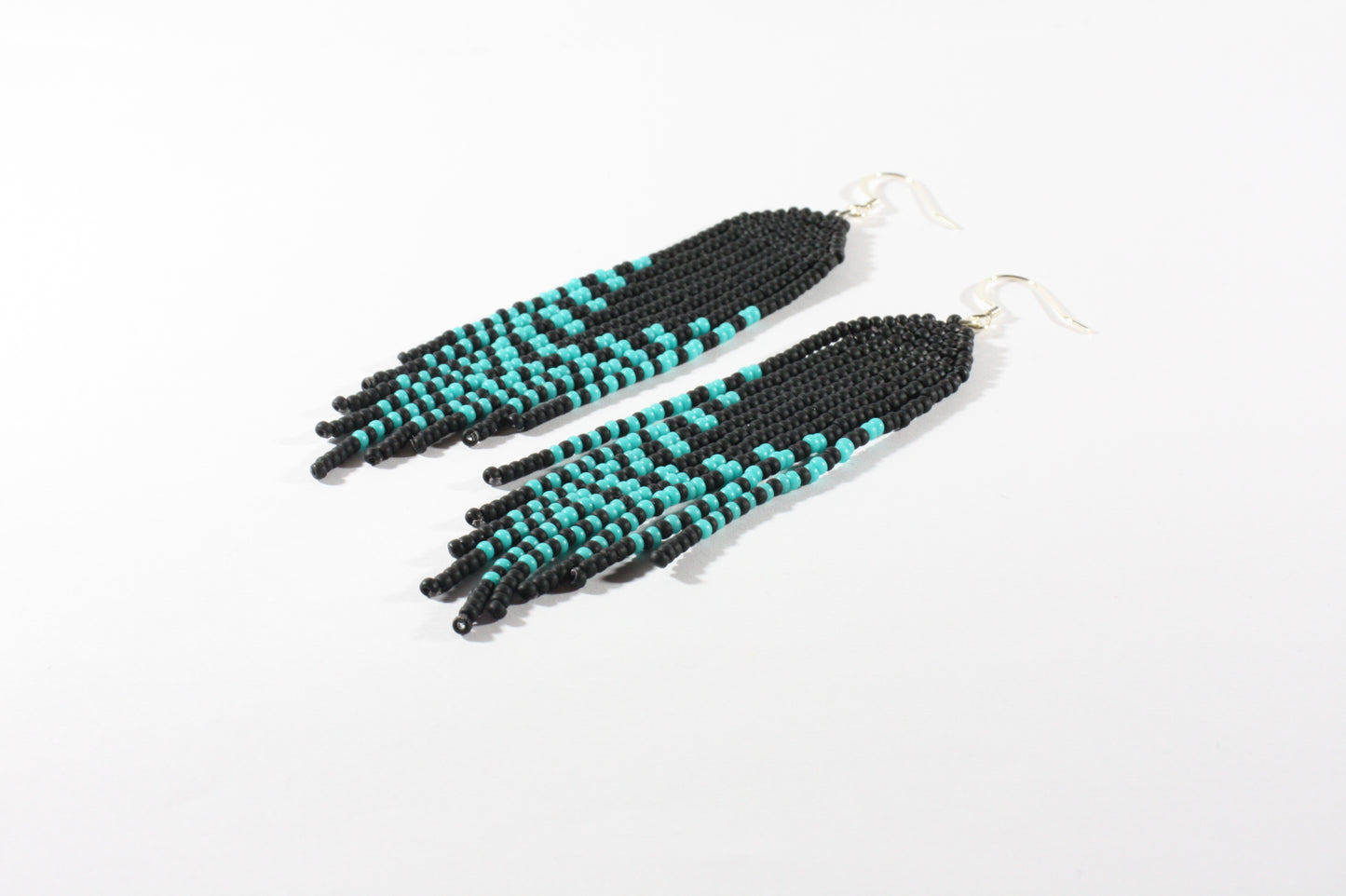 Handmade long matte black and turquoise statement fringe earrings. Made from Miyuki matte coated seed beads. Käsintehdyt pitkät matta musta-turkoosit roikkuvat statement korvakorut. Tehty matta päällysteisistä Miyuki siemenhelmistä. 