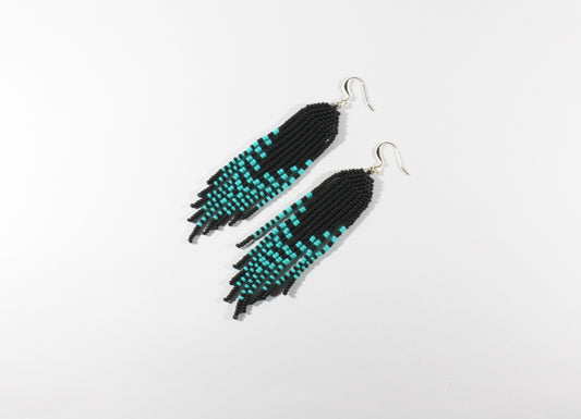 Handmade long matte black and turquoise statement fringe earrings. Made from Miyuki matte coated seed beads. Käsintehdyt pitkät matta musta-turkoosit roikkuvat statement korvakorut. Tehty matta päällysteisistä Miyuki siemenhelmistä. 