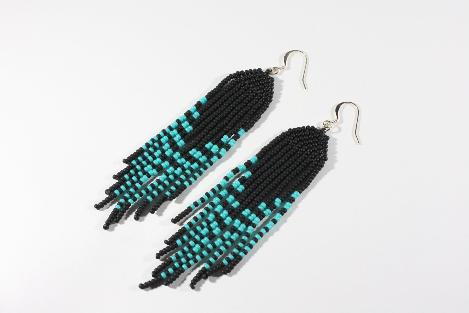 Handmade long matte black and turquoise statement fringe earrings. Made from Miyuki matte coated seed beads. Käsintehdyt pitkät matta musta-turkoosit roikkuvat statement korvakorut. Tehty matta päällysteisistä Miyuki siemenhelmistä. 