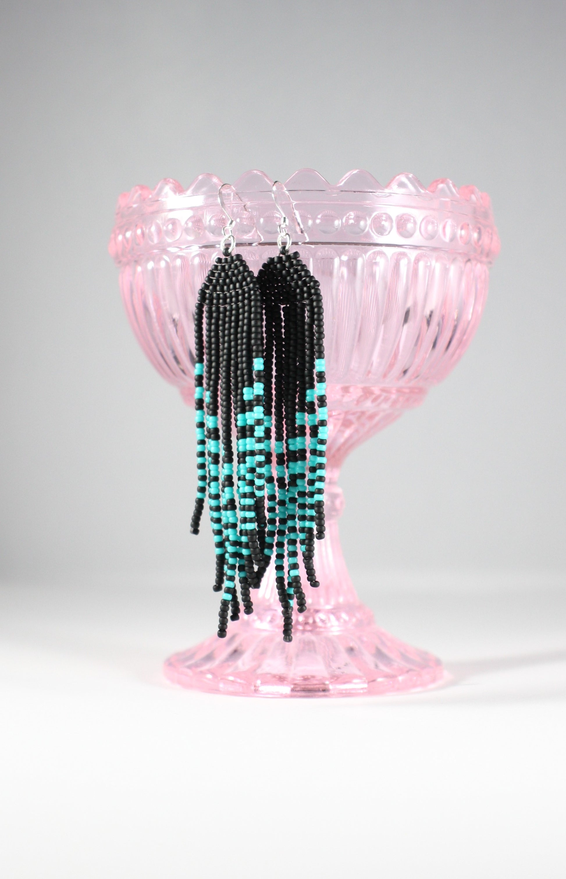 Handmade long matte black and turquoise statement fringe earrings. Made from Miyuki matte coated seed beads. Käsintehdyt pitkät matta musta-turkoosit roikkuvat statement korvakorut. Tehty matta päällysteisistä Miyuki siemenhelmistä. 