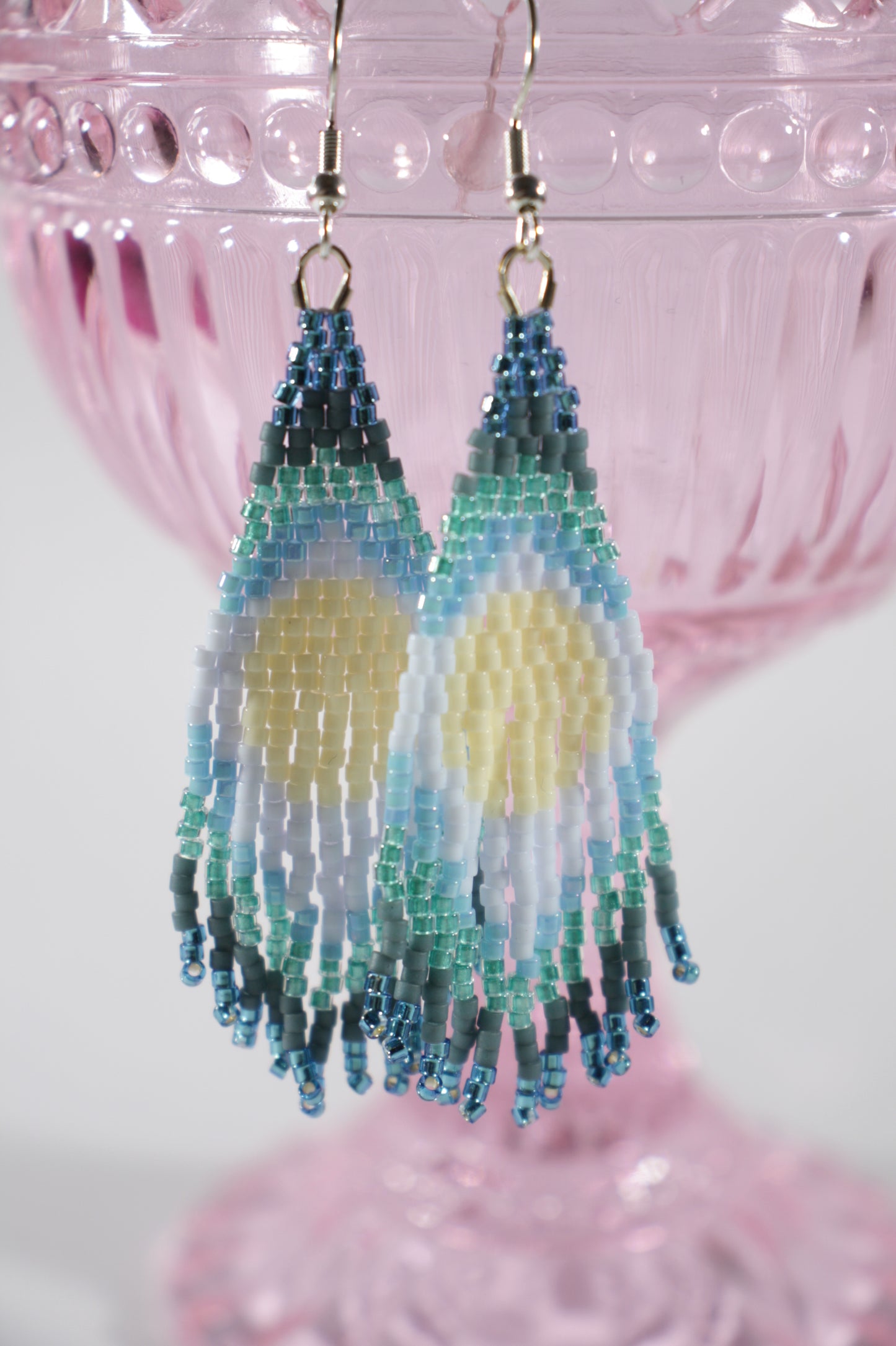 Seed bead fringe earrings blue shades. Roikkuvat helmikorvakorut hapsuilla. Värinä sinisen eri sävyjä.