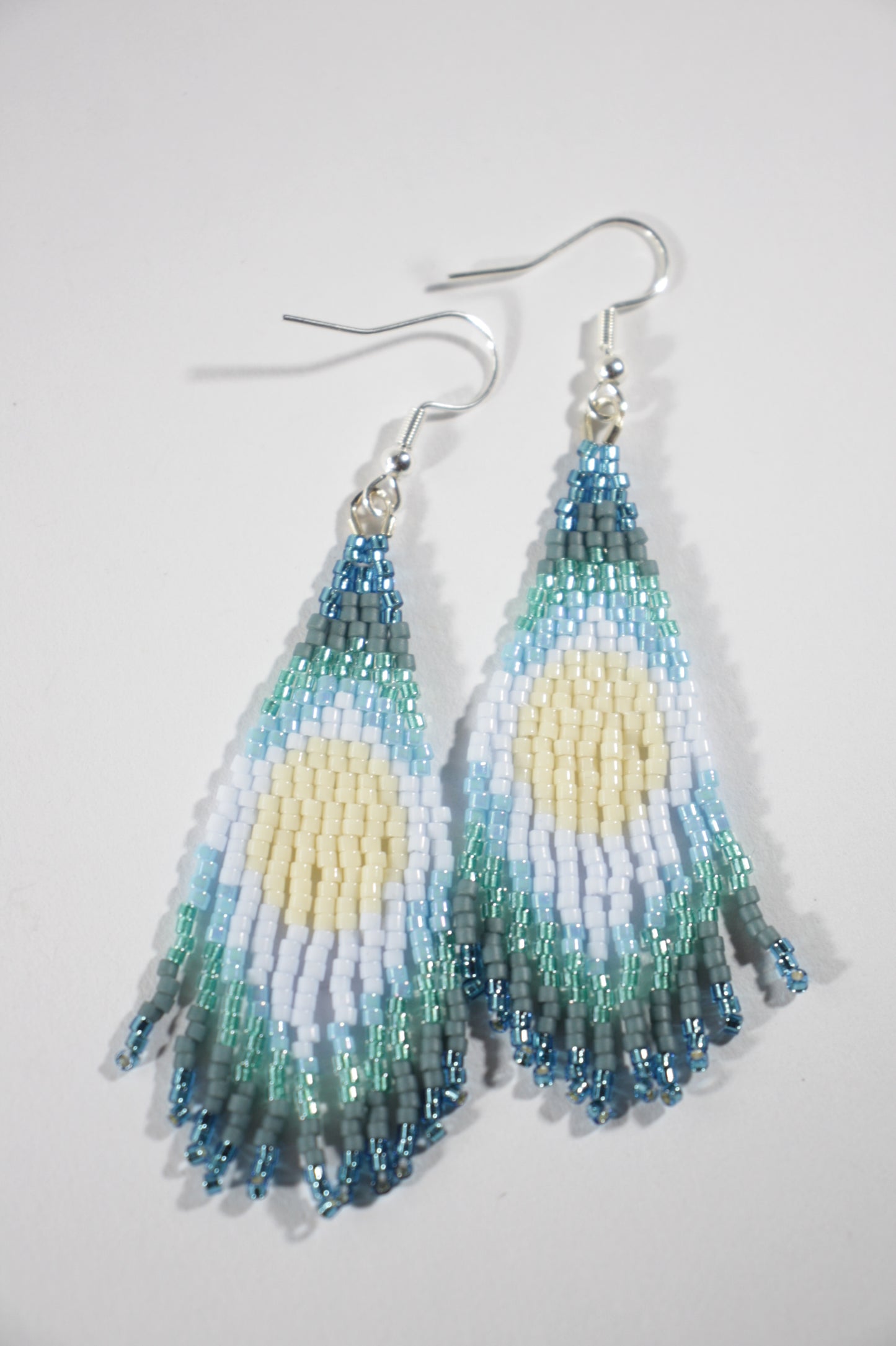 Seed bead fringe earrings blue shades. Roikkuvat helmikorvakorut hapsuilla. Värinä sinisen eri sävyjä.
