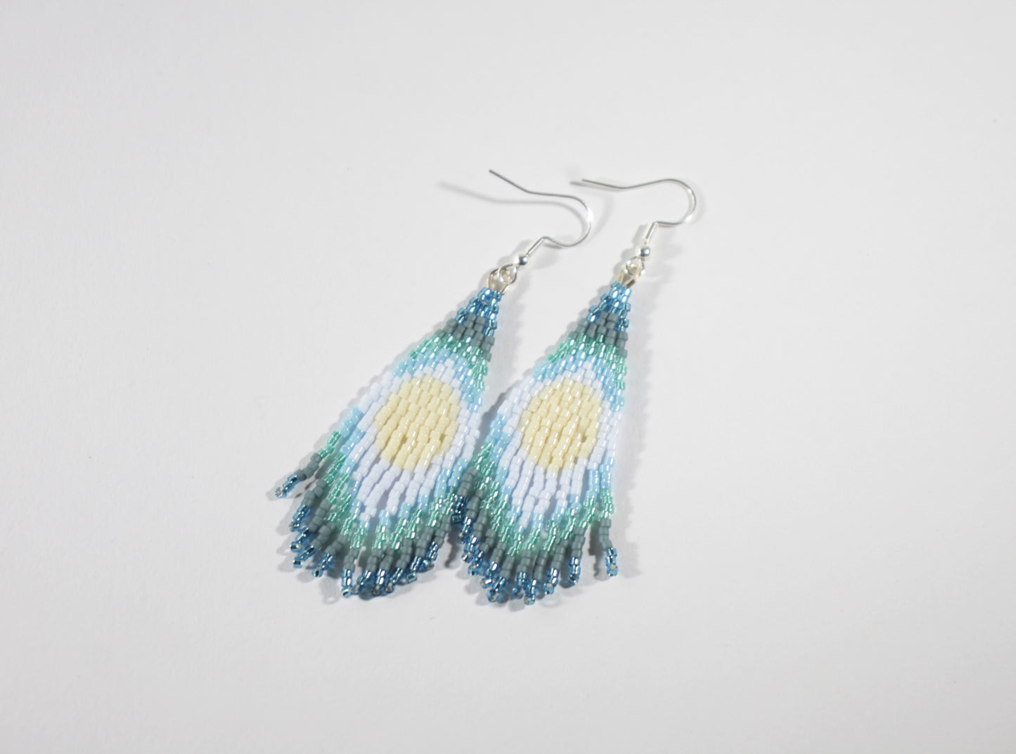 Seed bead fringe earrings blue shades. Roikkuvat helmikorvakorut hapsuilla. Värinä sinisen eri sävyjä.
