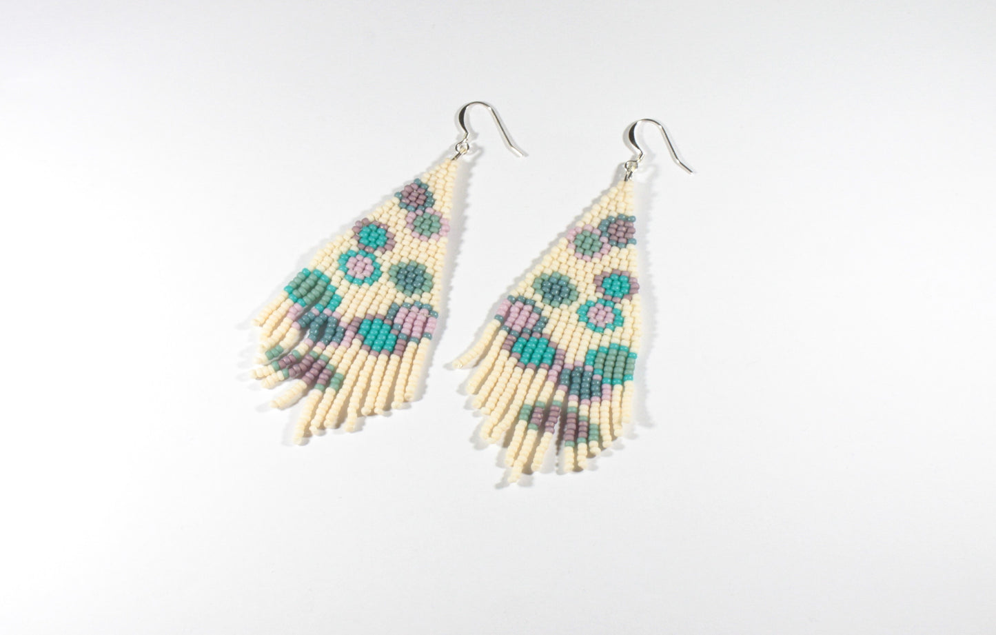 Handwoven glass bead fringe earrings circles matte. Käsikudotut hapsukorvakorut ympyräkuvioilla värinä pastellimatta.