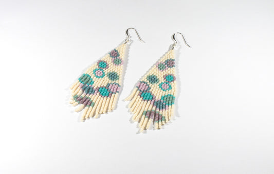 Handwoven glass bead fringe earrings circles matte. Käsikudotut hapsukorvakorut ympyräkuvioilla värinä pastellimatta.