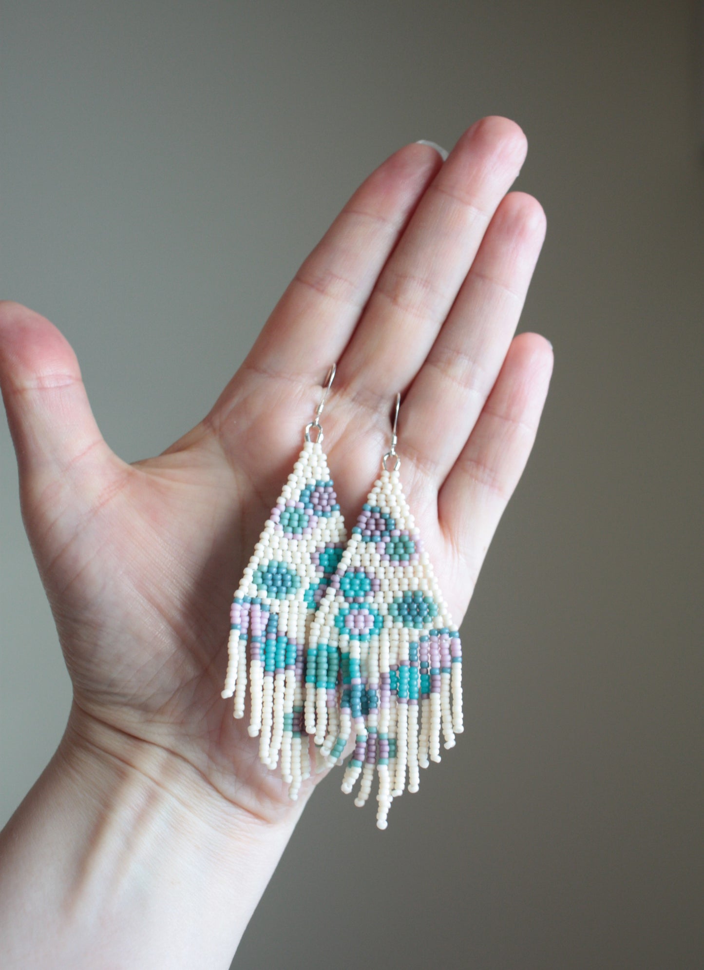 Handwoven glass bead fringe earrings circles matte. Käsikudotut hapsukorvakorut ympyräkuvioilla värinä pastellimatta.