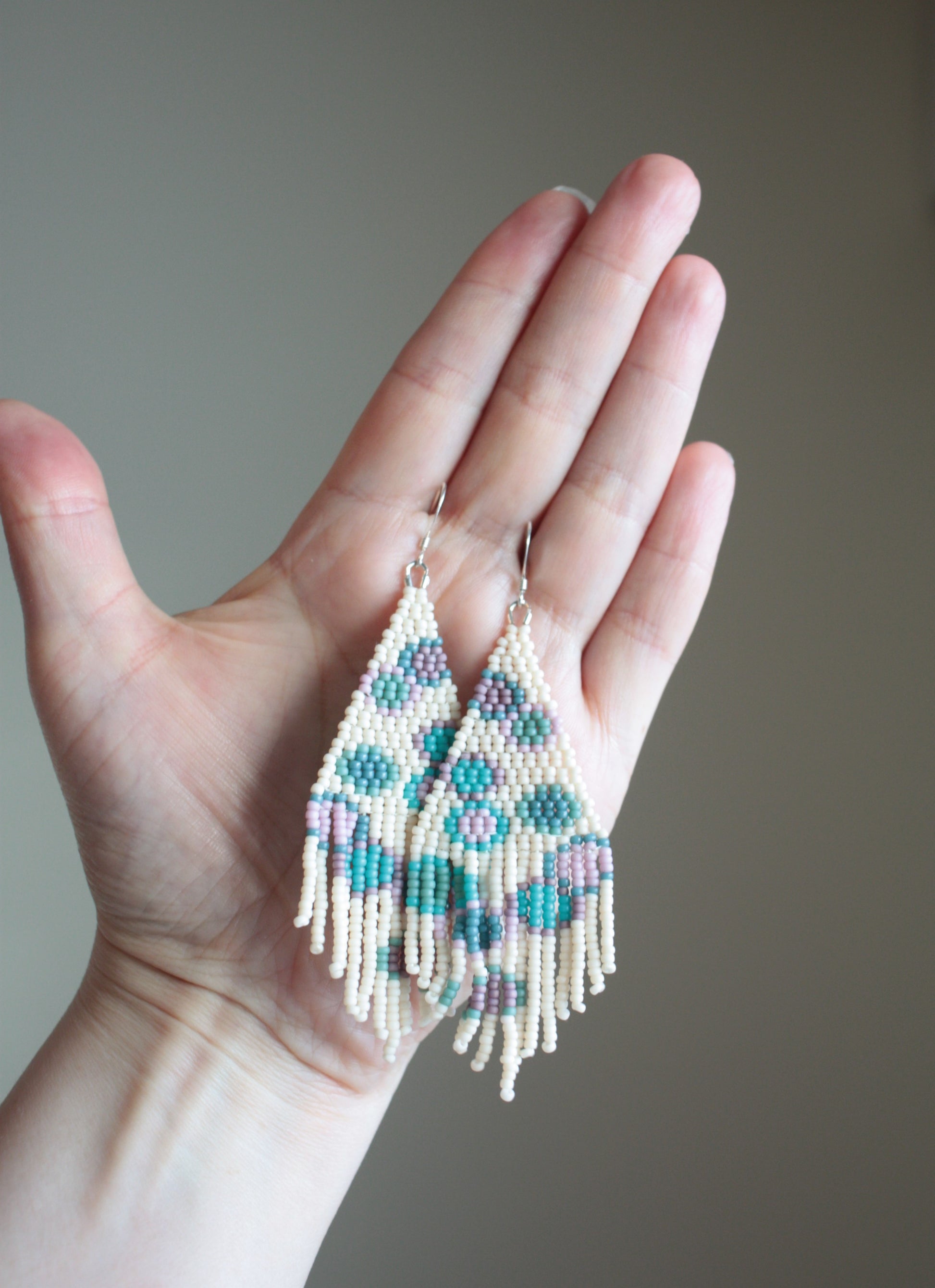 Handwoven glass bead fringe earrings circles matte. Käsikudotut hapsukorvakorut ympyräkuvioilla värinä pastellimatta.